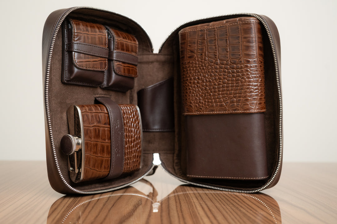 Brizard and Co. Havana Traveler – Croco Tobacco Collection, Crafted from the finest top-grain leather with an exquisite crocodile tobacco pattern, this sophisticated accessory ensures your premium cigars are protected in unparalleled style.